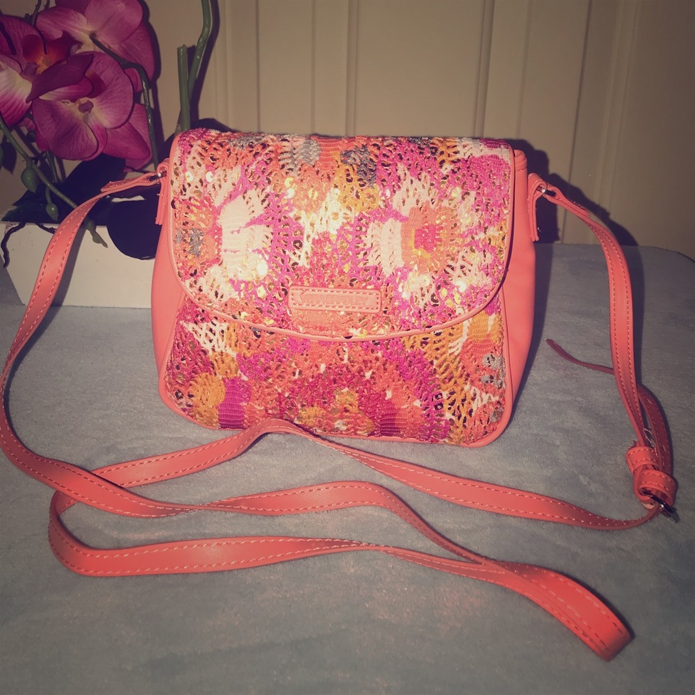 🚨PRICE DROP🚨 Vera Bradley’s mini crossbody bag